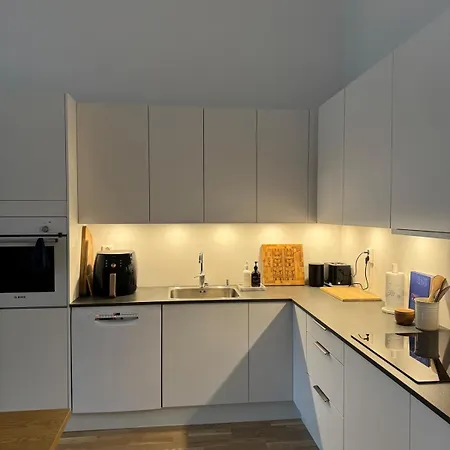 Oceanfront Stay, Large Balcony And Rooftop Access * 卑爾根